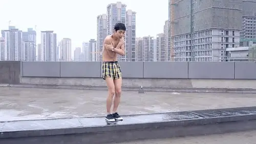 男生雨中脱光 衣服,不为爱情,只为右手的它