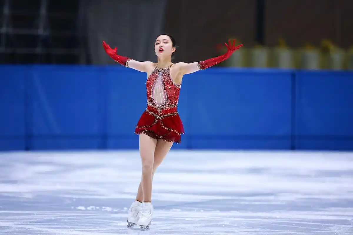 力压"一姐"陈虹伊和林姗,19岁的美少女朱易拿到中国花滑唯一一张女子