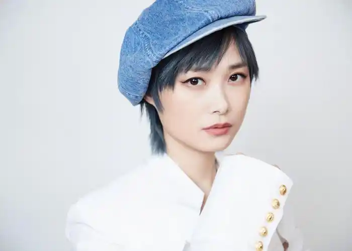 李宇春央视夏日歌会造型写真释出链条高腰裤配贝雷帽甜酷范