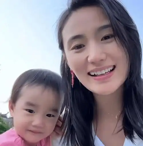 李亚鹏娶的老婆真好,替他还债,陪婆婆出游,家里操持一切妥当