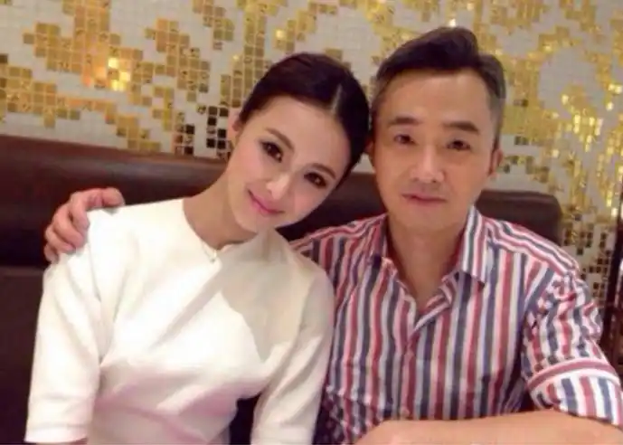 46岁的程雷与29岁娇妻近照,妻子漂亮迷人