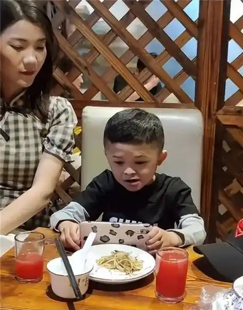 曾火爆全网的"小马云",流量散去后回农村,现状太凄凉_范小勤_爸爸