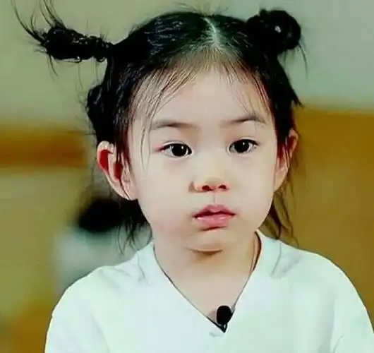 董璇3岁女儿再度走秀,丸子头高颜值水汪汪的大眼怯生生打量台
