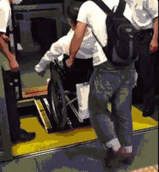 公交车上,面对轮椅的到来,司机拿出了备用的可折叠式绿色通道.