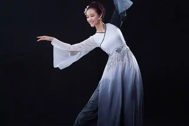 家游学院古典舞抹手柔缓流畅的动作更能突显古典美哦