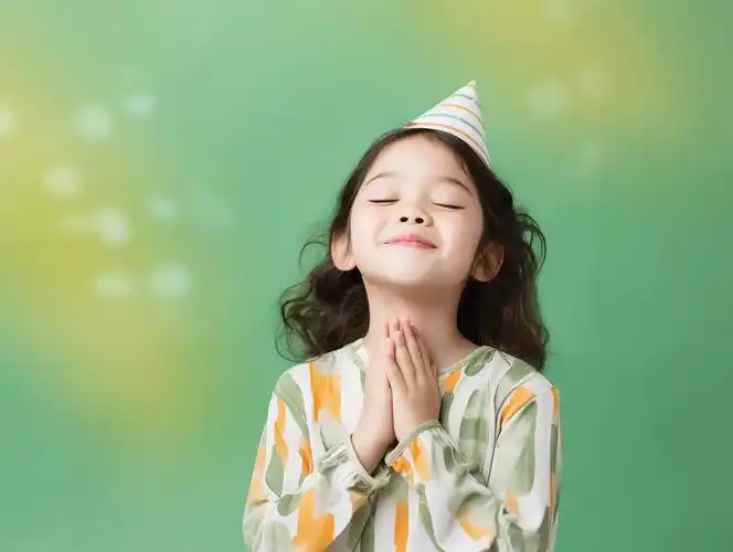 小女孩闭着眼睛生日许愿生日庆祝祝福生日快乐生日蛋糕happy birthday