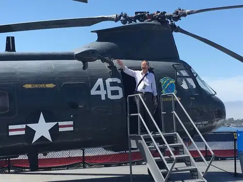 登上一架直升机.