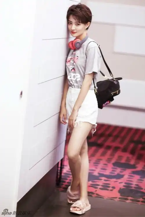 组图:徐璐街拍化身运动甜心 短发俏丽元气爆棚 : 徐璐街拍化身运动