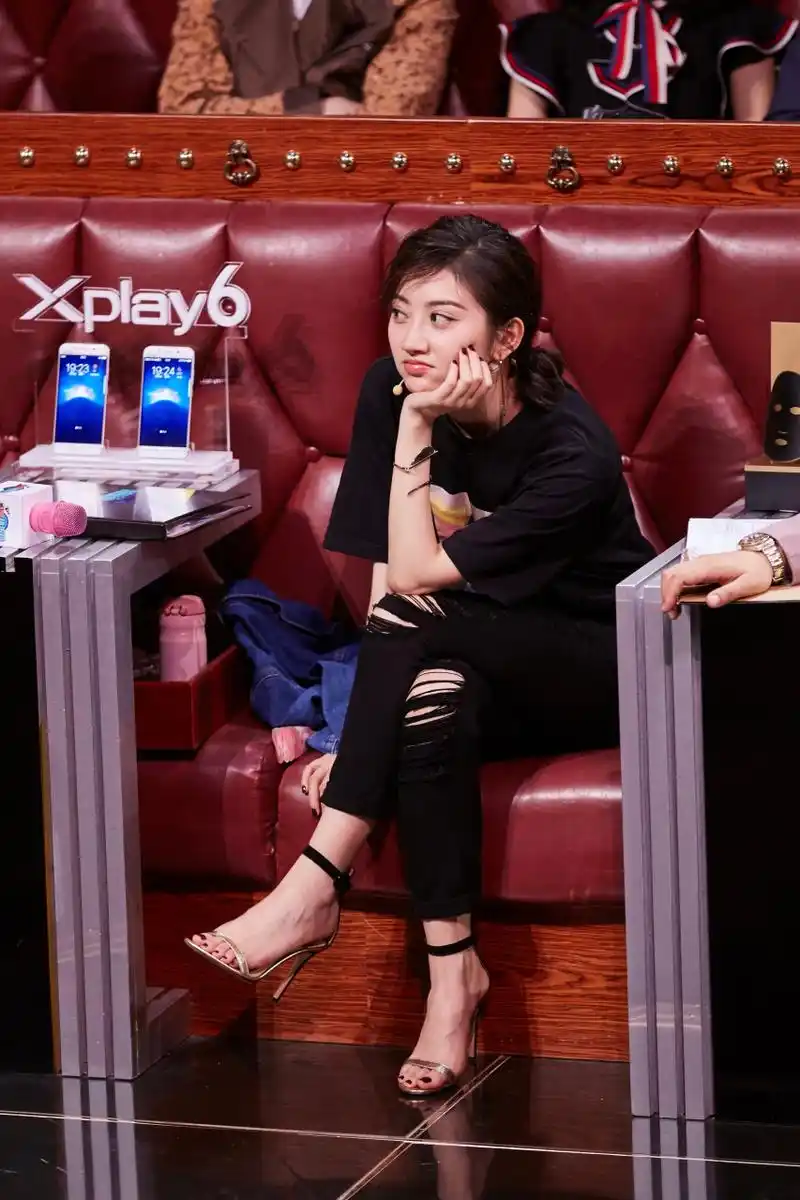 景甜《火星情报局》综艺剧照,修身裤搭配一字带高跟鞋,玉足真不错啊!