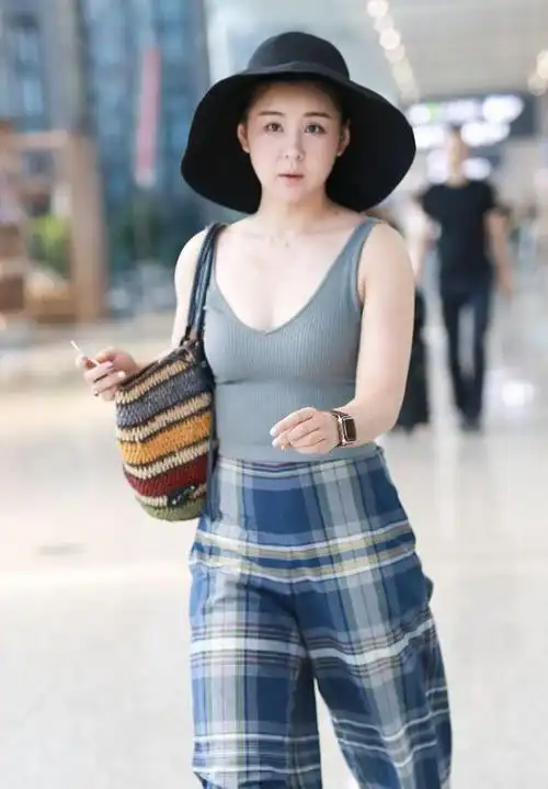 李小萌的肉感身材挺撩人v领吊带配擦地裤饱满曲线难忽视