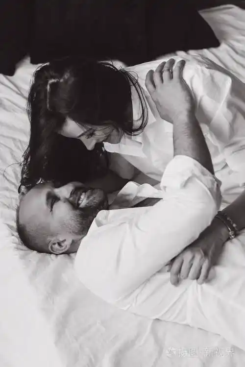 恋爱中的情侣怀孕躺在床上拥抱等待婴儿