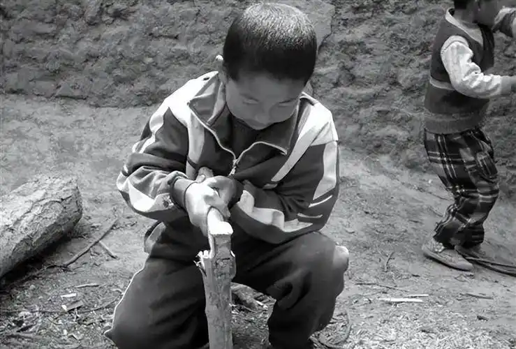 (看着小时候的照片,满满的都是回忆)