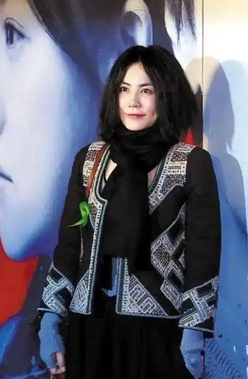 王菲真是不顾形象公众现场尝试大妈头夹克配围巾老气横秋