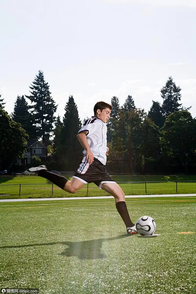 踢足球的男孩脚青少年