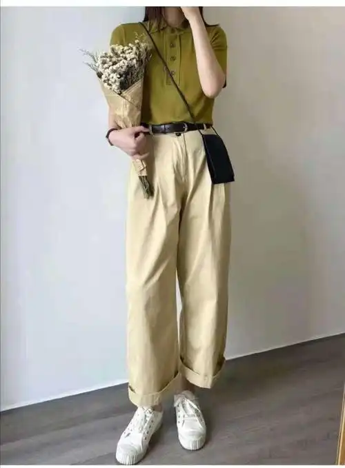 夏天卡其色裤子配什么颜色上衣好看