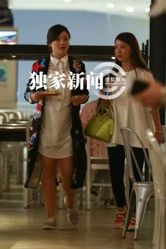 胡蝶挺大肚就餐 带家人捧场陆川新片