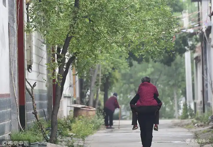 滨州:母亲两腿行走困难 女儿背着母亲看风景