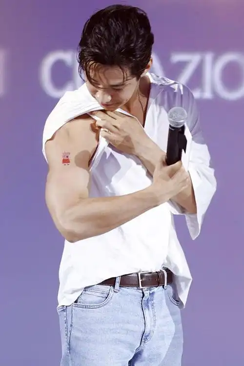 刘宪华秀肌肉线条