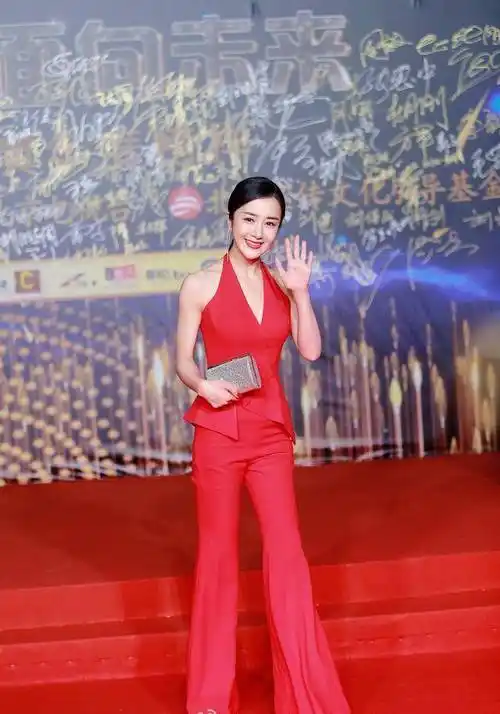李依晓身材比例太完美穿红色挂脖衣配喇叭裤亮相美得赞不绝口