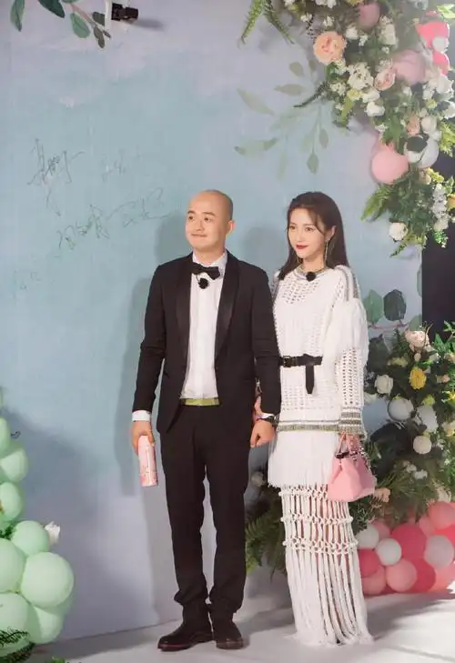 包贝尔包文婧牵手秀恩爱一个穿条纹西装一个透视裙看着挺登对