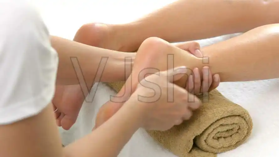 理疗师为女性提供腿部和足部按摩_1920x1080_高清视频素材下载(编号