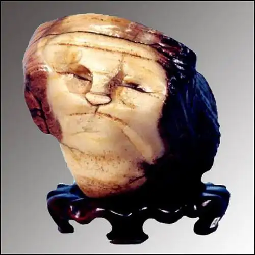 2,《岁月》 这块奇石约为成人拳头大小,酷似一位西洋老妇人头 像,鼻子