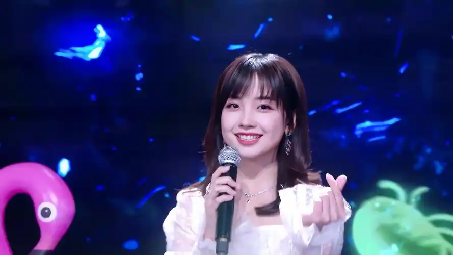 p>王冰冰,1990年出生于吉林省长春市,中国内地记者,主持人, span