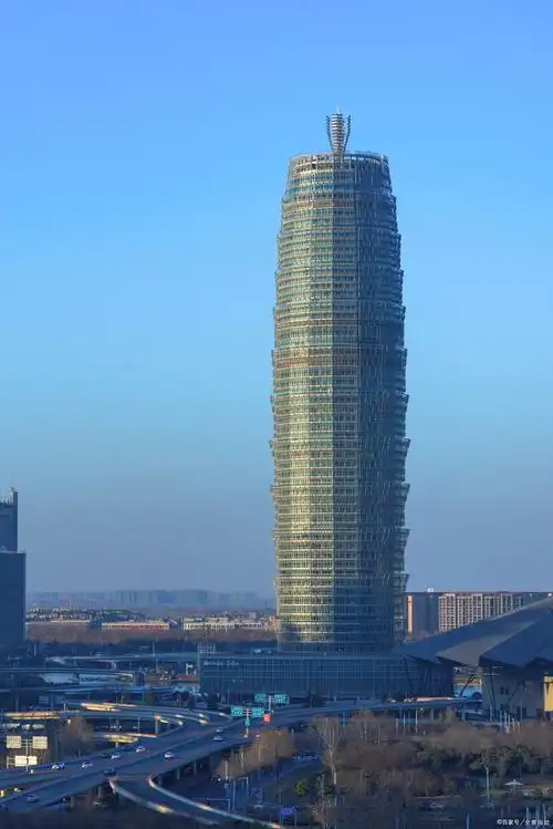 "大玉米"因为楼宇是圆柱塔式建筑,夜晚其布景灯采用黄色设计,而此得名