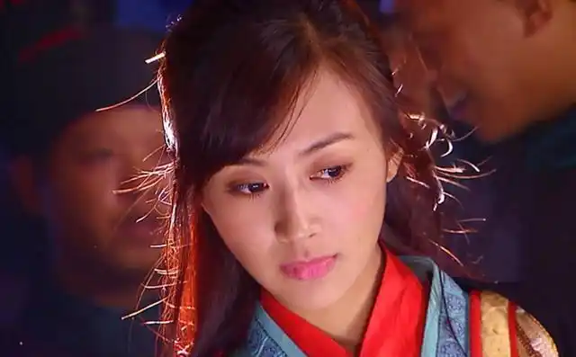 李菲儿在古扎黄传奇剧《鹿鼎记》中饰演羞涩温柔的韦小宝夫人曾柔,韦