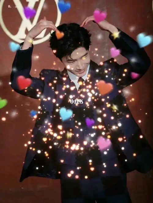 白敬亭花式比心