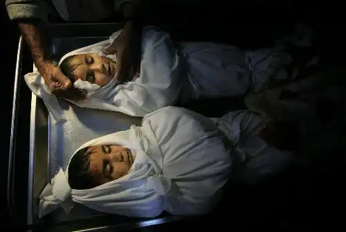 组图:两具儿童尸体停放在太平间