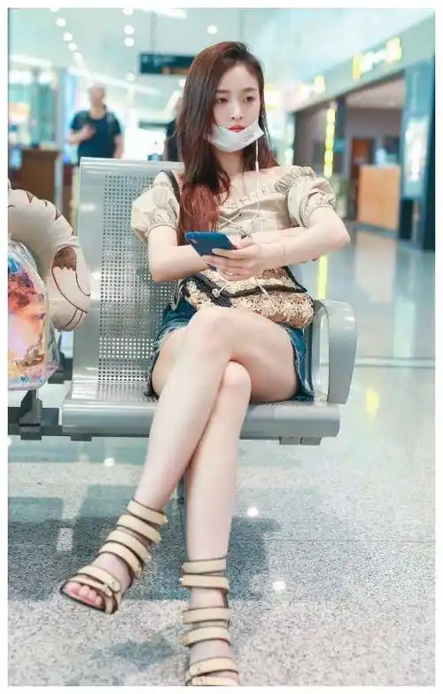 原创李溪芮腿精地位要丢了吴宣仪用苹果皮当鞋穿腿都长出框了