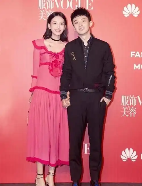 董子健携孙怡共同亮相,孙怡一袭粉裙少女感爆棚,不愧是京城太子妃