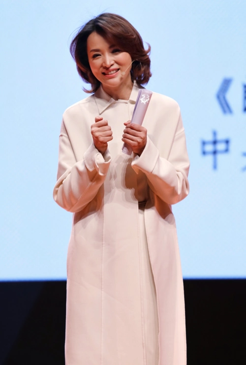 董卿这一件白色大衣的穿搭都很时髦,廓型的设计也很显气质,瞬间展现出