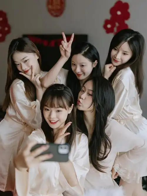 拍照姿势78-7815对着手机摆可爱的pose一个伴娘拿着手机,新娘和