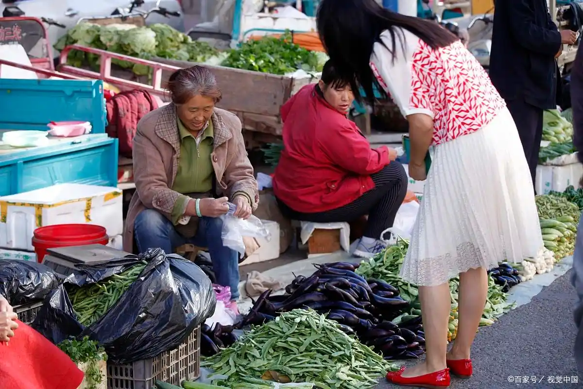 卖自家菜的大妈