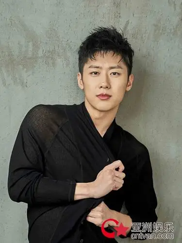 朱嘉琦高反差写真面容冷峻男友力爆棚