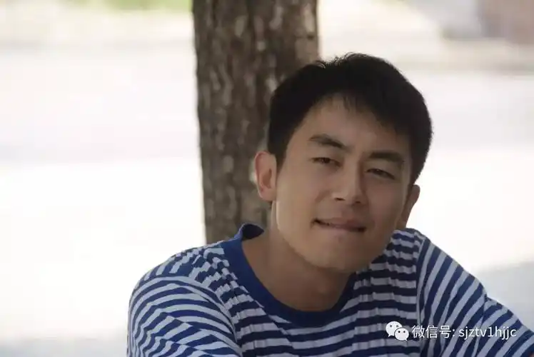 朱亚文扮演的韩春明出生在正阳下的胡同里,看着不着调,心理贼有谱.