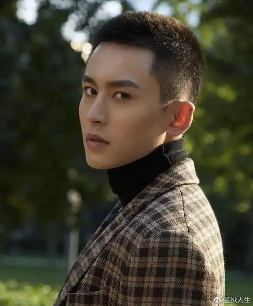 张哲瀚罕见晒出长发照片限定花期已过他的拍照视角太直男