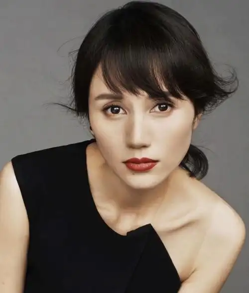 但是她下巴处的那颗痣,却又恰恰弥补了这一点所谓的缺陷,让她的整体