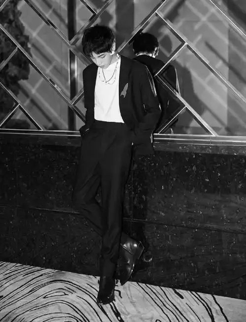 华晨宇壁纸黑色无领西装无惧黑白一起开启花式元气新世界