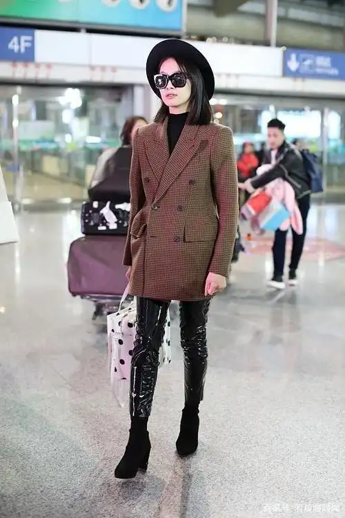 宋茜穿皮裤看着真年轻,而且气场很帅气,气质不输木村光希