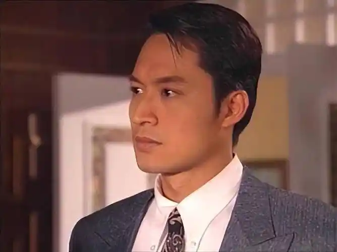 60岁"咆哮帝"马景涛近况曝光,内地捞金美女做伴,神采不减当年