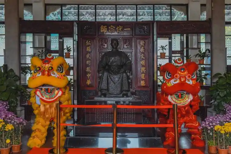 黄飞鸿狮艺武术馆建于西樵镇岭西禄舟村,馆内设有宝芝林,百草堂