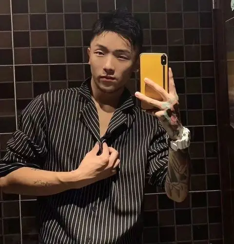 单眼皮帅哥居然神似张亮