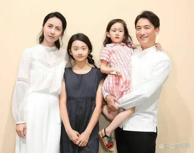 黄磊小女儿拍时尚大片!带项圈涂黑眼影气场足,比黄多多还成熟