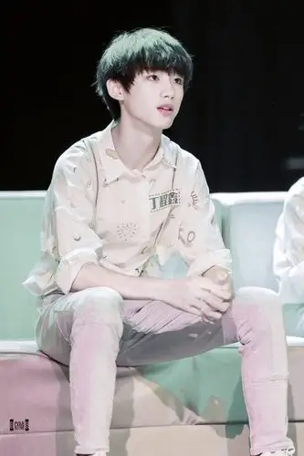 tf家族组合二代神颜丁程鑫,网友称:眼睛清澈灵动,长相太惊艳!