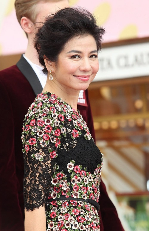 钟楚红会搭配不惧变老,一袭花朵精致又窈窕,年过花甲气质不减_造型_黑