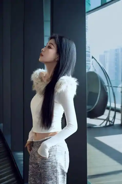 孙怡的身材可以说是魔鬼身材了,身高腿长胸也很有料,而且她今天的眼神