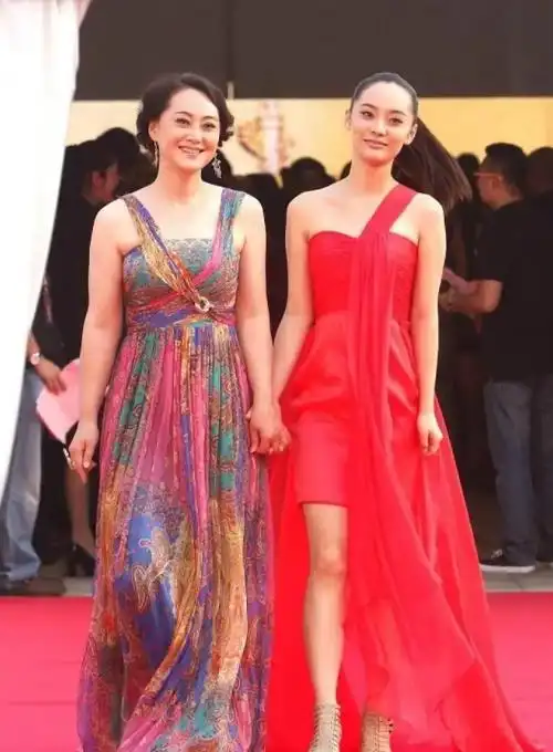 彼时,她的女儿张楚楚在美国上学,成绩优异,还画得一手好油画.